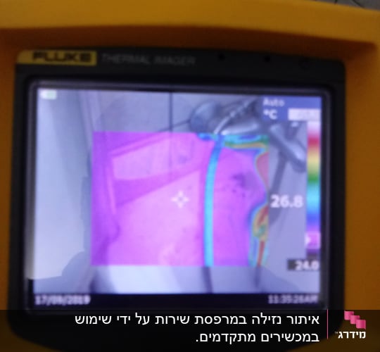 תמונה תרמית על מסך מכשיר לאיתור נזילות